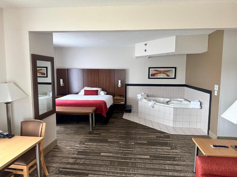 Deluxe Suite with Spa Bath interior